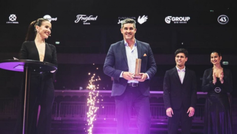 Recibe el premio Javier Azcurra.