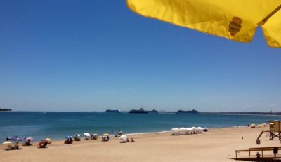 Cuatro de los cinco cruceros que arribaron en esta jornada a la bah&iacute;a de Punta del Este