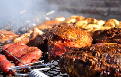 Hacer un asado cuesta lo mismo en Punta del Este que en Rosario