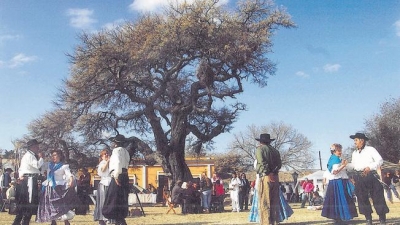 La Plaza de Armas de Ischil&iacute;n congrega a los bailarines de danzas nativas.
