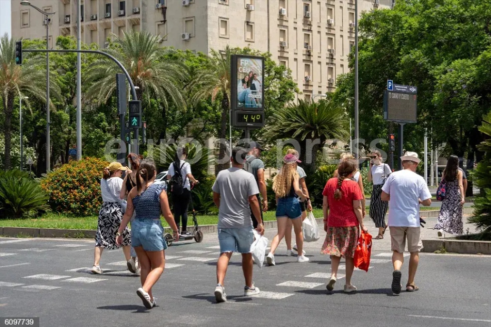 Turistas paseando en Sevilla, Andaluc&iacute;a (Espa&ntilde;a).