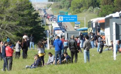 &Eacute;xodo en turismo bajo viento y lluvia