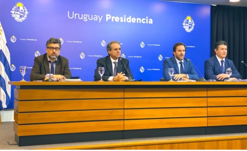 Entre par&eacute;ntesis, entre l&iacute;neas, pero con tino y mucho coraje: "con piscinas"