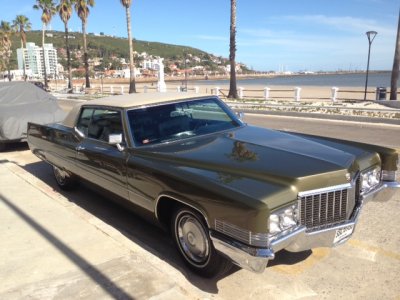 Imaginamos que esta ser&iacute;a la imagen m&aacute;s representativa de la nostalgia y del lugar. Un incre&iacute;ble y reluciente Cadillac en la rambla, con el Cerro San Antonio de fondo.