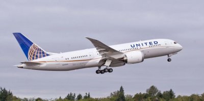 El primer B787 de United Airlines despega en el aeropuerto de Paine Field, en Everett, Washington.