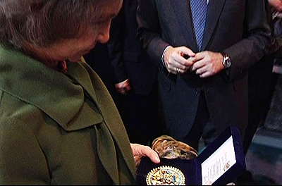 FITUR II: La reina Sof&iacute;a recibe regalo peruano