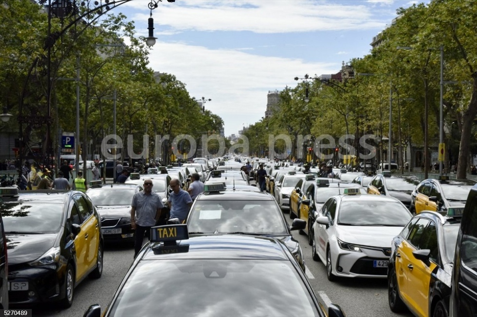 Multitud de Taxis durante una marcha lenta hasta la Delegaci&oacute;n del Gobierno contra la liberalizaci&oacute;n de los VTC.