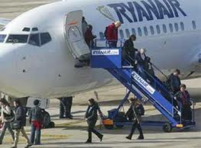 RYANAIR recibe apoyo de viajeros ante imposiciones de AENA