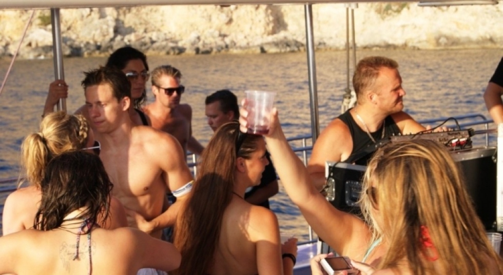 La ley antiexcesos no logra frenar las rutas et&iacute;licas y 'party boats' en Magaluf (Mallorca)