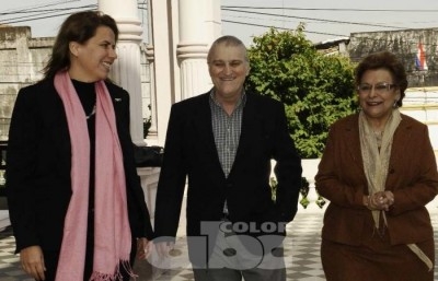 La ministra Liz Cr&aacute;mer, Nicol&aacute;s Latourrette B&oacute; y la Dra. Olinda Massare de Kostianovsky