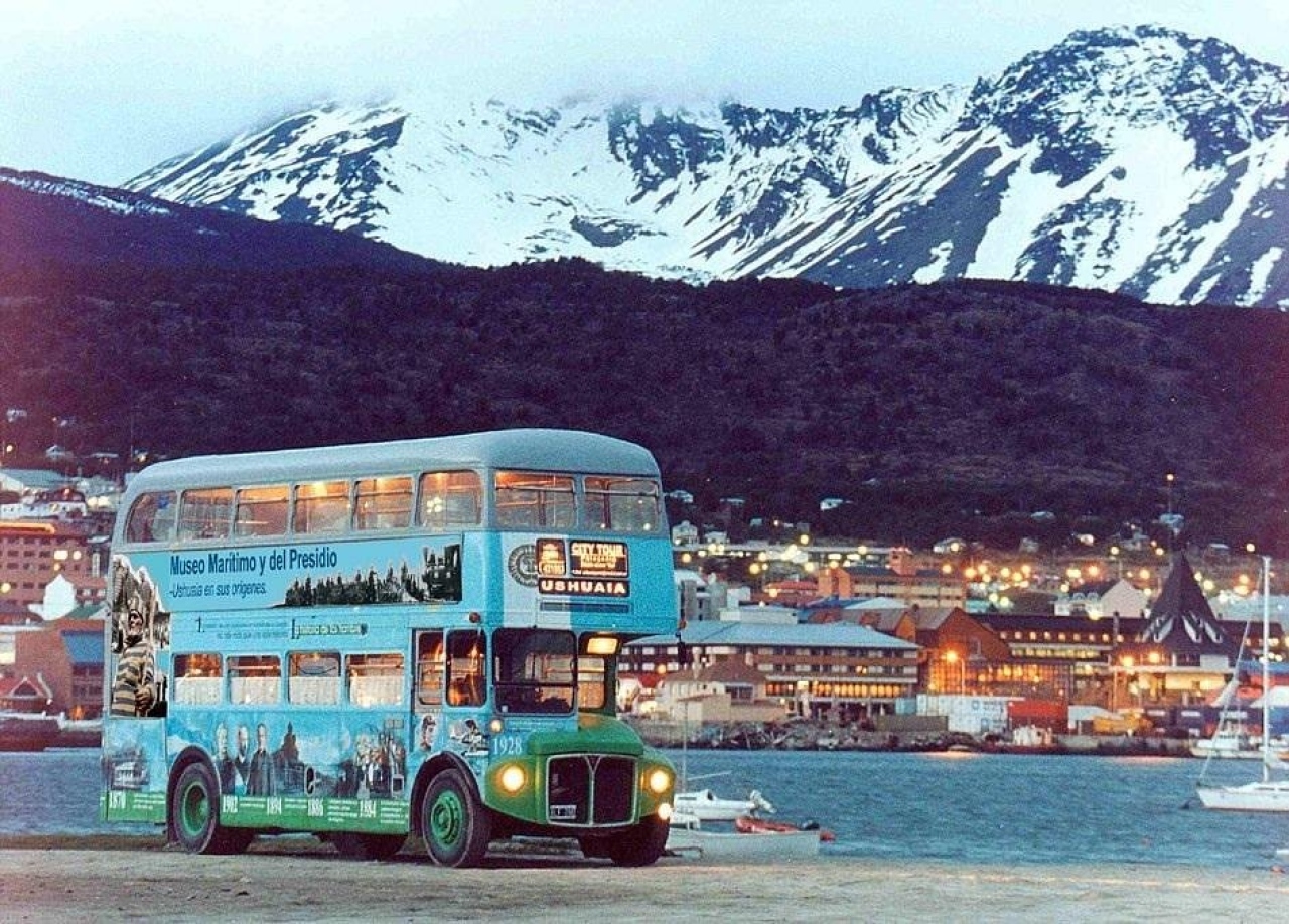 Batall&oacute;n de Ingenieros 5; m&uacute;sica y baile en las calles; "bajar al centro" en Ushuaia y el Glaciar Martial