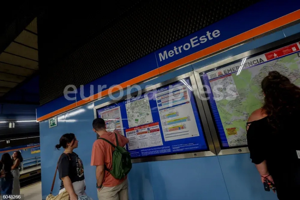 And&eacute;n de la estaci&oacute;n de MetroEste, en Madrid (Espa&ntilde;a).