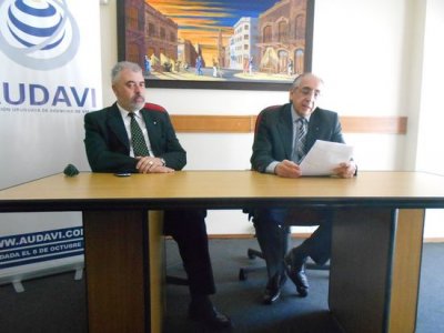 Ba&ntilde;ales, con Fernando Camb&oacute;n a su lado, como en todo el per&iacute;odo, pronucnia su discurso en la conferencia de prensa de despedida d ela presidencia de AUDAVI