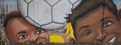 Un grafiti del artista callejero brasile&ntilde;o Paulo Ito en la entrada de una escuela de Sao Paulo, que retrata un ni&ntilde;o hambriento, sin nada para comer, pero un bal&oacute;n de f&uacute;tbol en el plato 