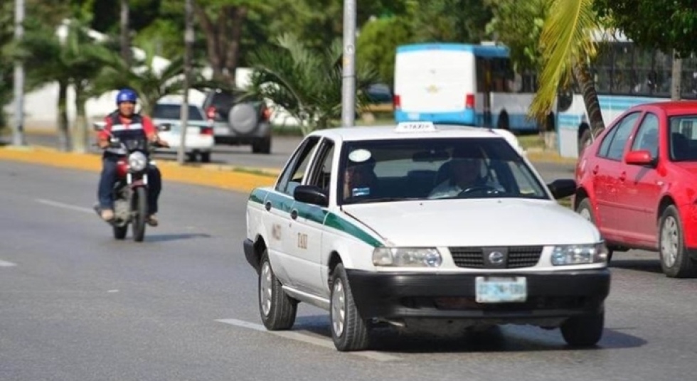 Turistas denuncian una presunta trama mafiosa entre taxistas y Migraci&oacute;n en el aeropuerto de Canc&uacute;n (M&eacute;xico)