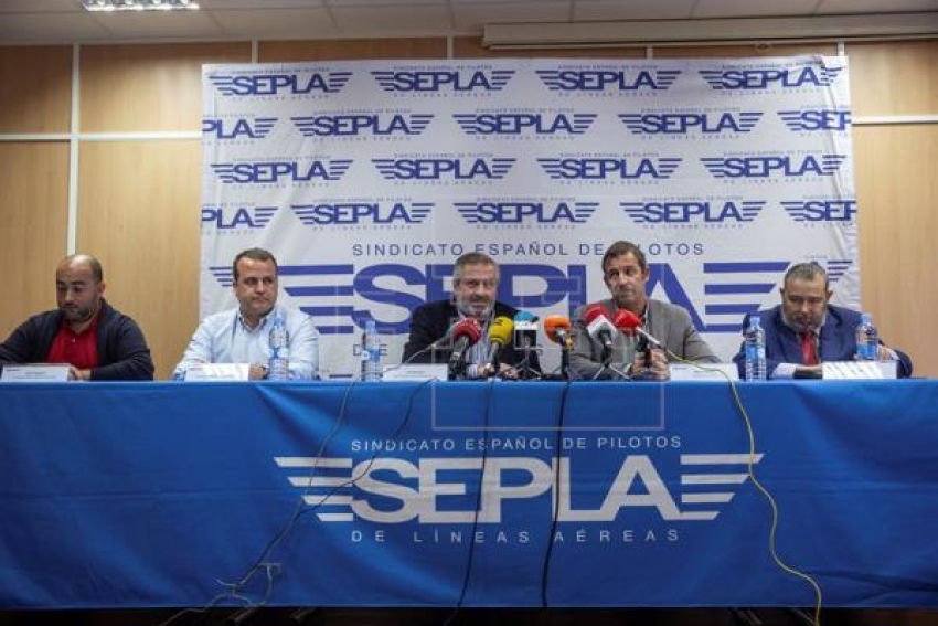 El delegado del Sindicato de Pilotos (Sepla) en Air Europa , Jos&eacute; Roncero (3i), el vicesecretario de Sepla,Rafael Delmas (2d) ,entre otras personas, durante la rueda de prensa en la sede del SEPLA en Madrid con motivo del asalto a una tripulaci&oacute;n de Air Europa este s&aacute;bado en Caracas. EFE