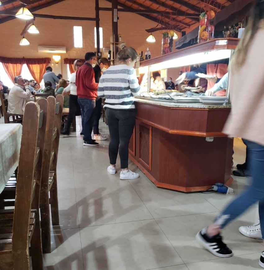 La propuesta gastron&oacute;mica "buffet" est&aacute; prohibida por los protocolos vigentes. Sin embargo, hay quienes los burlan