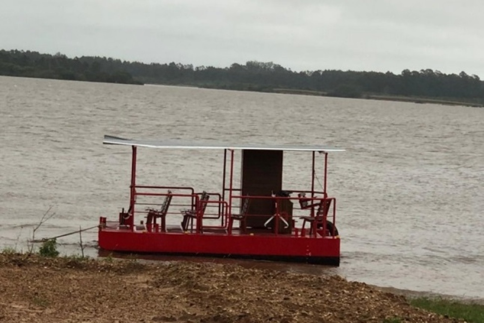 La lancha presentada como "Catamar&aacute;n" que estuvo dos a&ntilde;os largos fondeada en el puerto de Salto, sin que nadie se ocupase de ella y luego fue llvada a Villa Constituci&oacute;n para el proyecto Isla Aventura, ten&iacute;a ocho asientos..., no ten&iacute;a Capit&aacute;n...no ten&iacute;a seguros...no ten&iacute;a chalecos salvavidas y lo que era peor, nadie estaba seguro que flotase si sub&iacute;an pasajeros...
