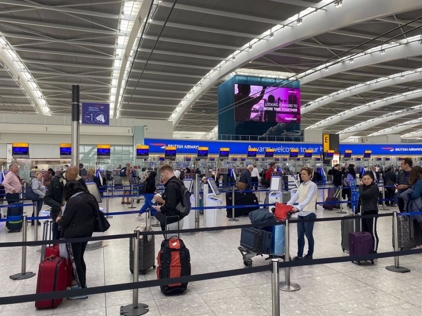 Heathrow limita su capacidad a 100.000 pasajeros diarios y pide a las aerol&iacute;neas no vender m&aacute;s billetes de verano