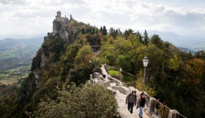 Emplazada en los Apeninos y rodeada por Italia, la peque&ntilde;a capital de la diminuta naci&oacute;n es un remanso medieval &uacute;nico.