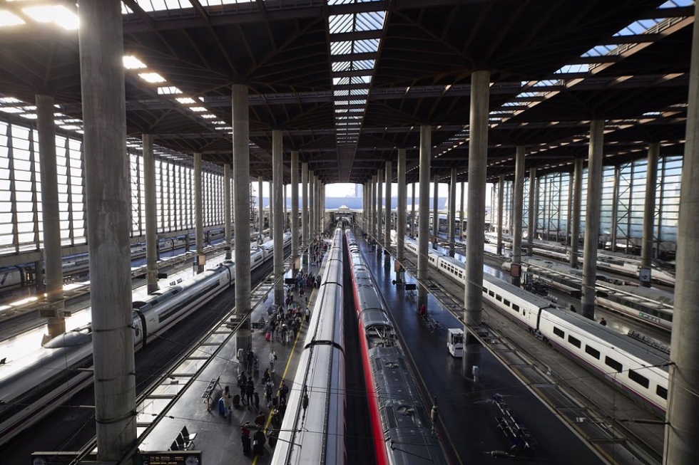 Dos trenes de Iryo en la estaci&oacute;n de Almudena Grandes-Atocha Cercan&iacute;as, a 5 de abril de 2023, en Madrid (Espa&ntilde;a).