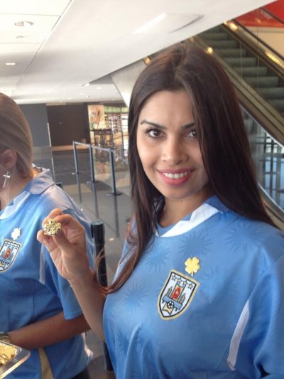 El Aeropuerto de Carrasco entreg&oacute; pins de la Copa Jules Rimet a los jugadores uruguayos