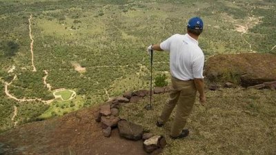 El tee est&aacute; sobre una cima de 400 metros. All&aacute; abajajo se aprecia el green. Los jugadores van en helic&oacute;ptero.