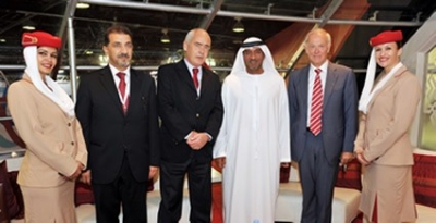 Su Alteza Sheik Ahmed bin Saeed Al-Maktoum, chairman y CEO de Emirates Airline &amp; Group, y Tim Clark, presidente de Emirates Airline, saludan al Ministro de Turismo de Argentina, Enrique Meyer, en la feria Arabian Travel Market 2011, en Dubai.