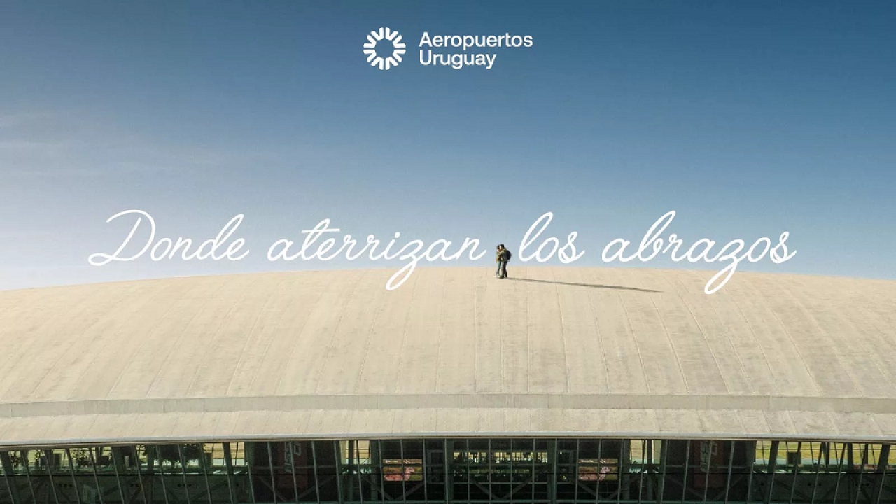 Campa&ntilde;a de Navidad de Aeropuertos Uruguay llega con un abrazo en el ic&oacute;nico techo del Aeropuerto de Carrasco