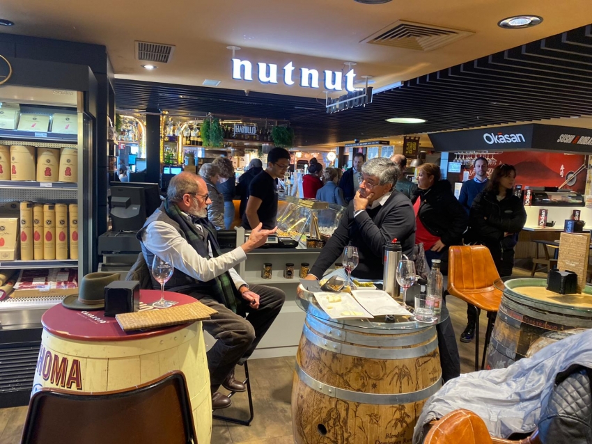  Como no pod&iacute;a ser de otra manera, estando en Madrid, encarando el nacimiento de un nuevo emprendimiento de periodismo tur&iacute;stico, ten&iacute;amos que debatirlo en un entorno donde no faltasen los jamones ib&eacute;ricos y un buen Rioja. No nos cost&oacute; mucho encontrar el lugar ideal: se trata de Gourmet Experience, en el piso 9 de El Corte Ingl&eacute;s de Callao y Gran V&iacute;a. Lo que empieza bien debe terminar bien.