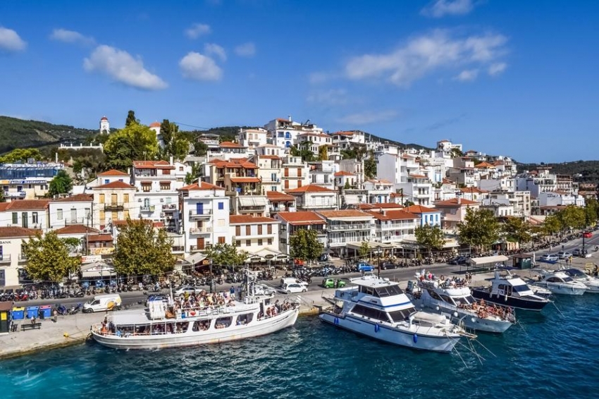 Skiatos Chora, una de las islas de Grecia, de las cuales Creta es la m&aacute;s grande.
