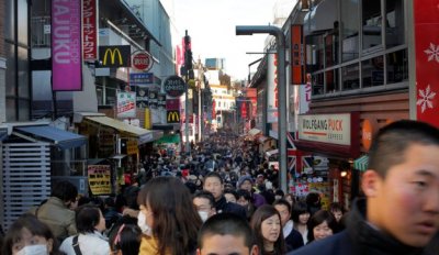 Tokio, con sus alrededores, tiene m&aacute;s habitantes que la Argentina. Organizada en 23 barrios, hay varios centros, cada uno peculiar.