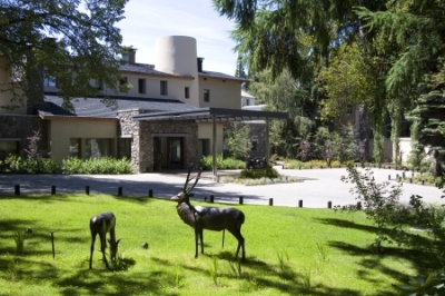 El jardin y la entrada principal del hotel El Casco