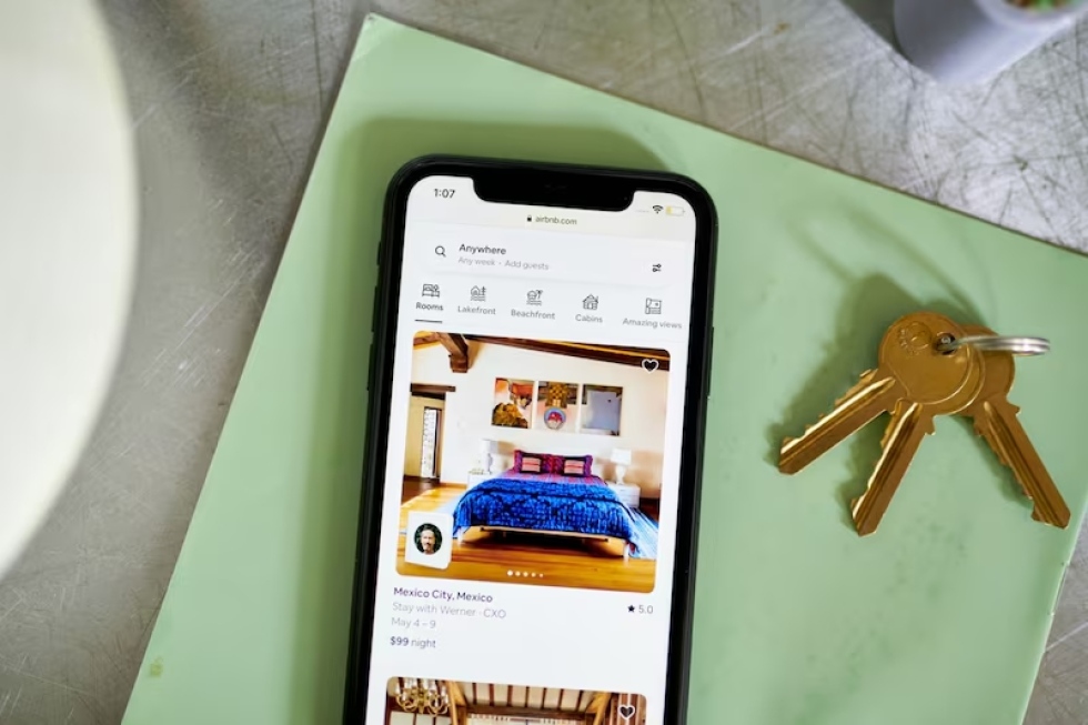 P&aacute;gina de Airbnb en un celular inteligente.
