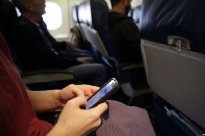 Uso de tel&eacute;fonos durante los vuelos causa dilema en EEUU