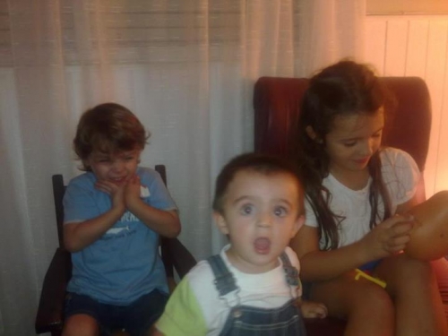 Aqu&iacute; solo falta Sof&iacute;a, que aparece m&aacute;s abajo y la o el  que viene en camino. Est&aacute;n: Thiago en plena morisqueta, Lucas en primer plano y Martina. Esto es lo mejor que me dej&oacute; Pluna.