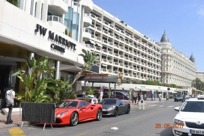 Glamour en Cannes. Dos ferrari en la puerta del Mariot y como marco, en el fondo, el Carlton