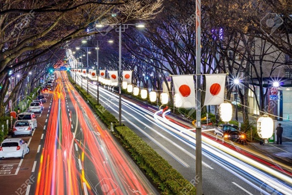 Tr&aacute;fico de Harajuku de Tokio Jap&oacute;n en la noche de las linternas