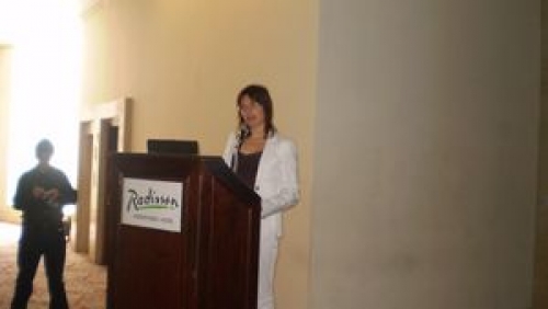   El 25 de noviembre de 2008, luego de asistir al lanzamiento del Conglomerado de Montevideo, inci&aacute;bamos nuestra cr&oacute;nica as&iacute;: "Ayer en el Radisson, en el lanzamiento del Conglomerado de Montevideo, asistimos a una disertaci&oacute;n de la catalana Judith Muntal, consultora internacional. Seg&uacute;n ella misma lo dijo, hac&iacute;a una semana que hab&iacute;a llegado a Montevideo y a&uacute;n as&iacute;, se permiti&oacute; darnos una charla que una vez m&aacute;s, nos hizo ver los espejitos de colores, los mismos de Col&oacute;n."