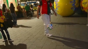 "Uruguay nom&aacute;"  entre "tapaditas" con figuritas y "dominadas" de pelota