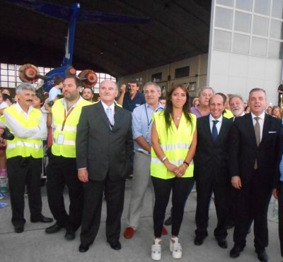 En el hangar, observando el aterrizaje  Heber Vico, Javier Cruz; Daniel Olmedo, Fernando Gonz&aacute;lez, Sabrina Acevedo, Sergio Riolfo, Carlos Trelles y Fernando Cetrulo