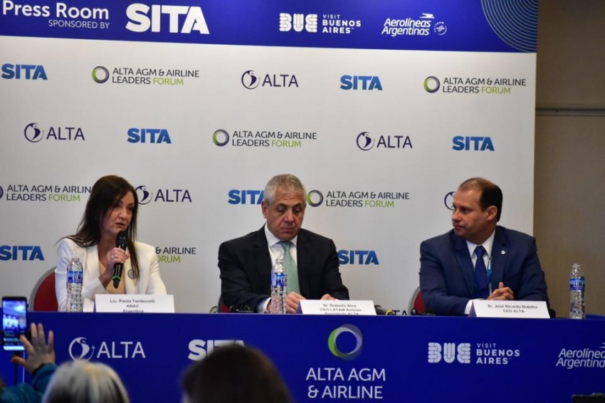 Paola Tamburelli, Administradora de ANAC; Roberto Alvo, CEO LATAM Airlines &amp; Presidente del Comit&eacute; Ejecutivo de ALTA; Jose Ricardo Botelho, CEO y Director Ejecutivo de ALTA.