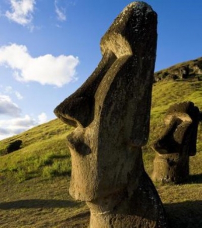 Moais en la ladera del extinto volc&aacute;n Ranu Raraku de la isla de Pascua (Chile)