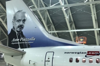 Primer avi&oacute;n de Norwegian Air Argentina con la imagen de Astor Piazzolla en su ala de cola
