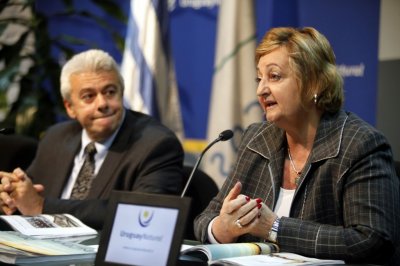 Carlos Balseiro junto a la Ministra de Turismo  Liliam Kechichian
