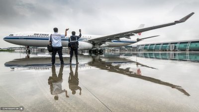 La c&aacute;lida tradici&oacute;n de saludar al avi&oacute;n