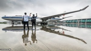 La c&aacute;lida tradici&oacute;n de saludar al avi&oacute;n