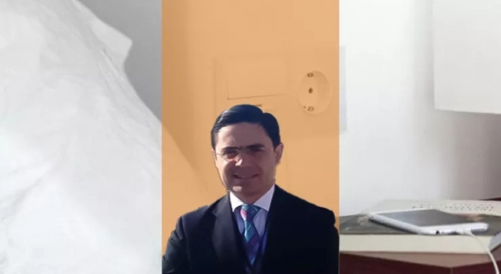 La importancia de los puertos USB y enchufes junto a la cama de una habitaci&oacute;n de hotel
