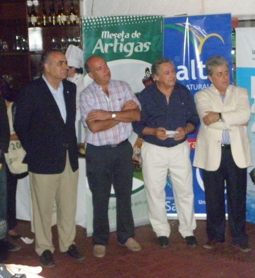 De Izquierda a derecha: Ministro Lescano; Intendente Coutinho; Intendente Bentos y Washington Torterolo, el hombre de la comunicaci&oacute;n en Salto