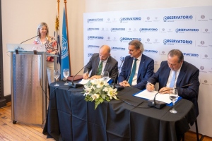  El momento de la firma del documento oficial por parte del Ministro Eduardo Sanguinetti y del Director Gustavo Santos 